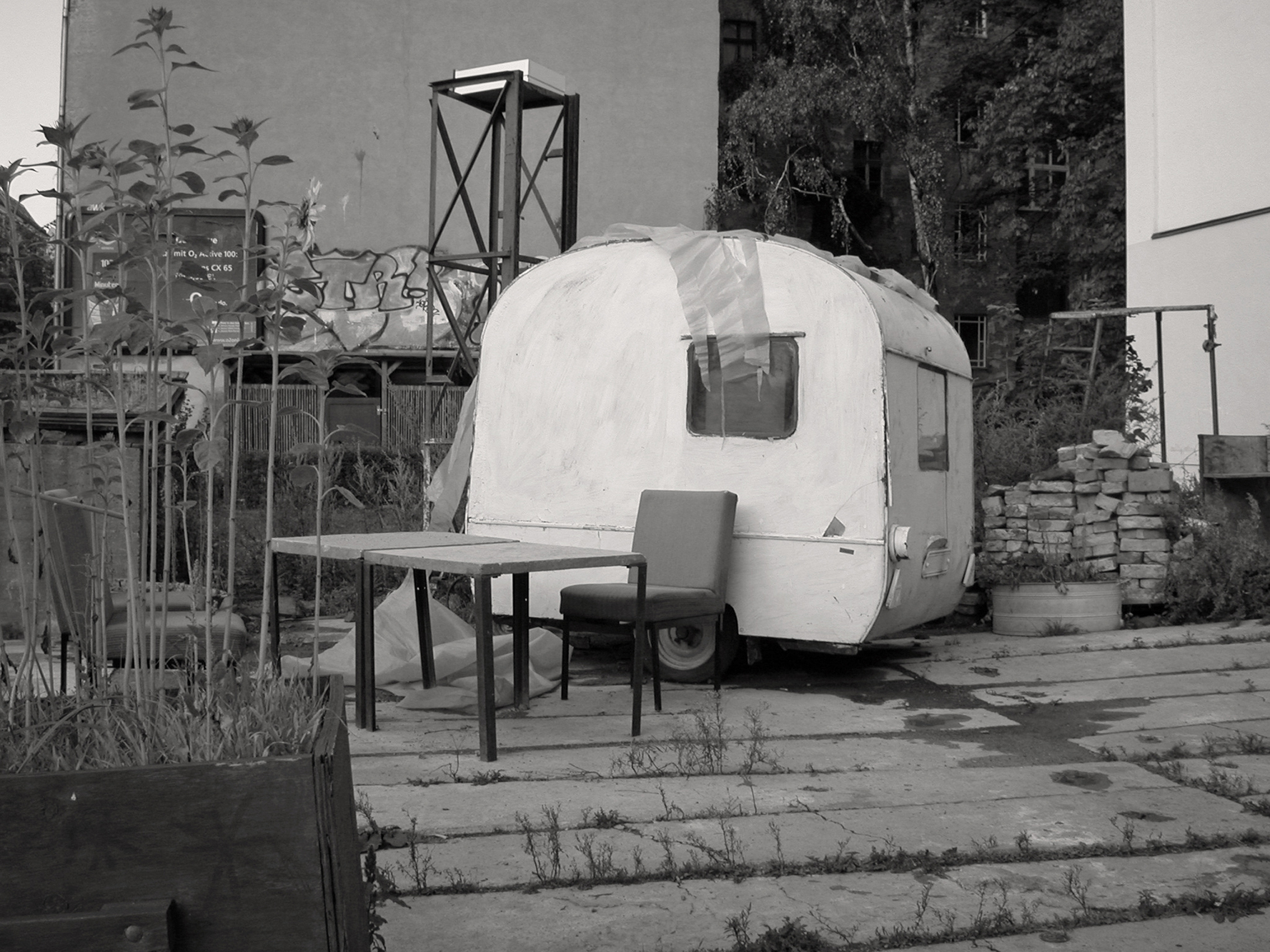 Christoph Radke, Berlin, ein alter Wohnwagen in der Lychener Straße, 2001